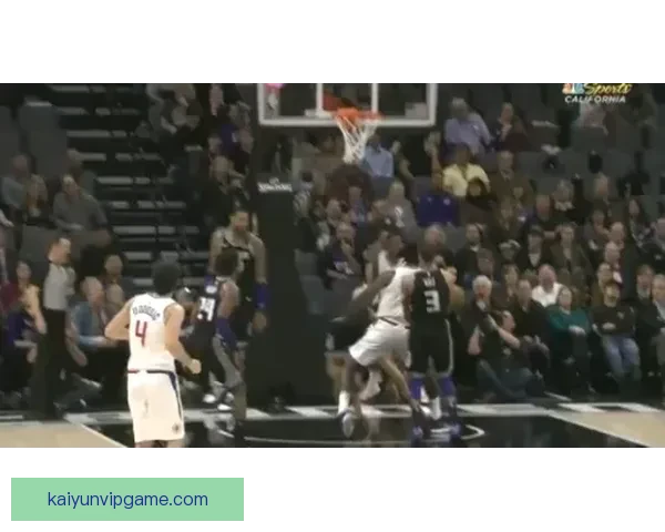 多尔特突破上篮重摔倒地受伤 已返回更衣室接受检查